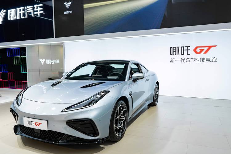 成都192哪吒汽车在智能汽车领域的表现，领途汽车在新能源汽车市场中的影响力